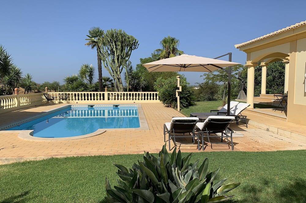 Freistehende, private Villa mit Pool in grosszügiger Gartenanlage, Wifi, Ac in Estoi, Faro