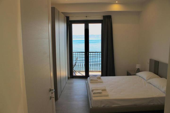 Apartament wakacyjny dla 4 osób, z widok na jezioro i widok oraz balkon w Marta