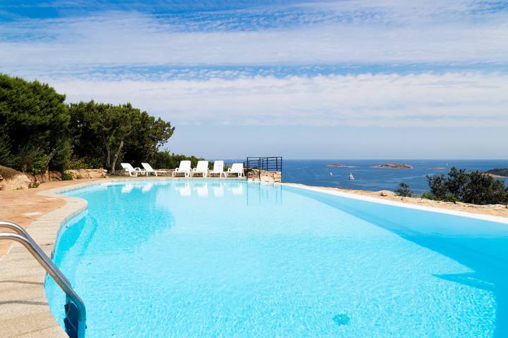 Appartamento intero, Appartamento "Infinite Blue Porto Cervo" con vista mare, piscina condivisa e Wi-Fi in Pantogia, Arzachena