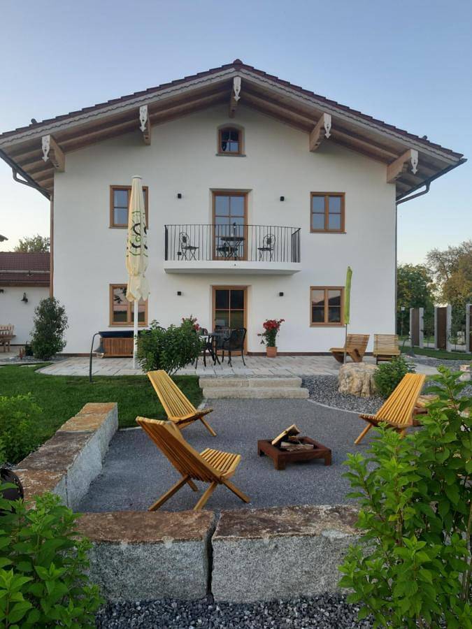 Ferienwohnung für 4 Personen, mit Balkon und Terrasse sowie Garten und Ausblick