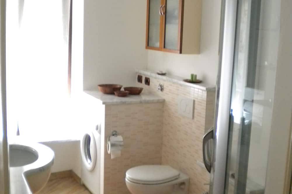 Ganze Wohnung, Erstaunlich & Neue Wohnung Schlossplatz - Lake View & Internet Wi-Fi kostenlos in Santa Maria Rezzonico, Comune di San Siro