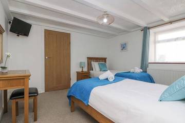 Log Cabin for 6 People in Mullion, Cornwall, Photo 1