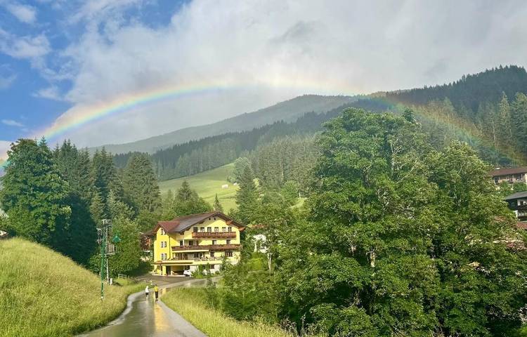 BnB für 2 Personen, mit Balkon und Terrasse sowie Garten und Ausblick in Wagrain