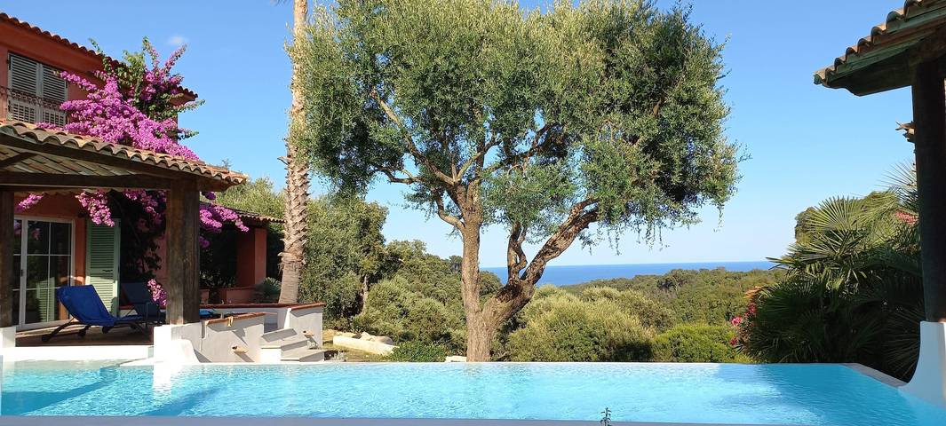 Location de vacances pour 2 personnes, avec jardin ainsi que piscine et terrasse à Valle-di-Campoloro