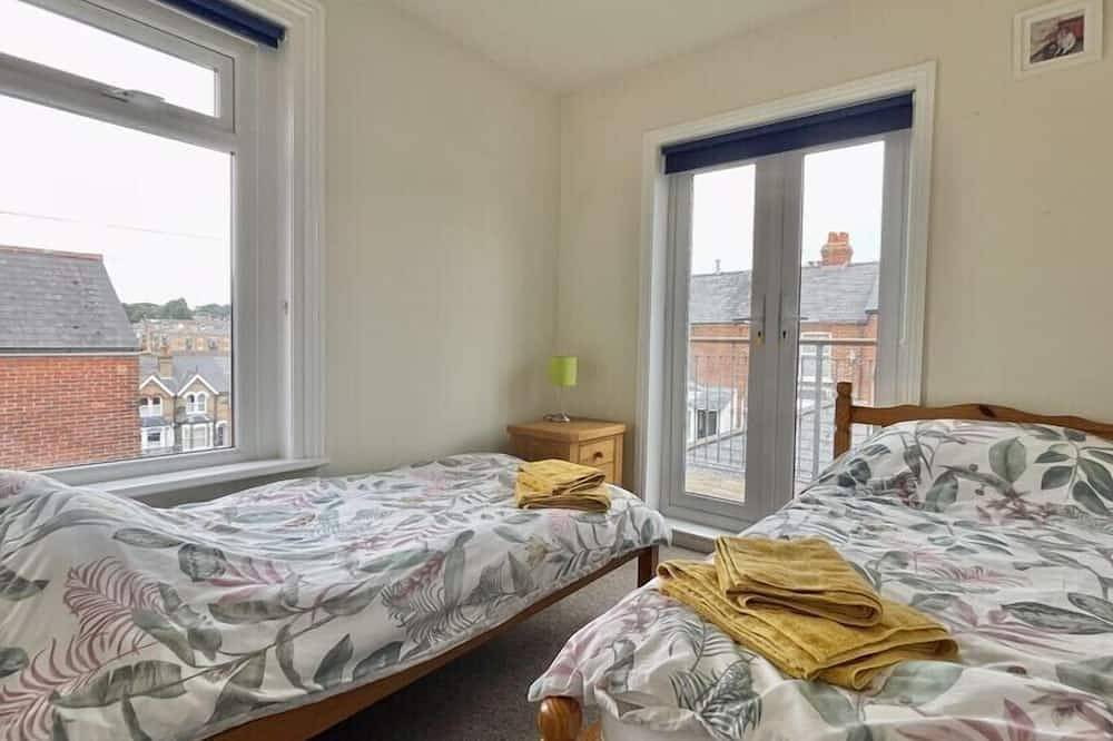 Cowes retreat - ferry discount available in Cowes, Isle of Wight