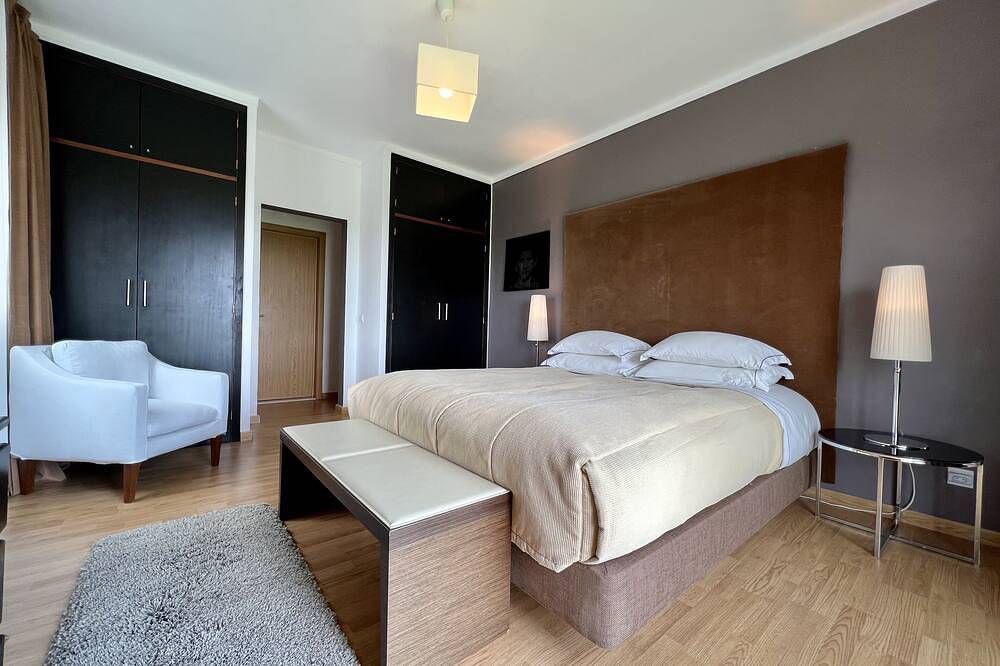 Moderne Villa mit großem Pool, in ländlichem touristischen Ort mit Seen umgeben gebaut in Estoi, Faro Distrikt