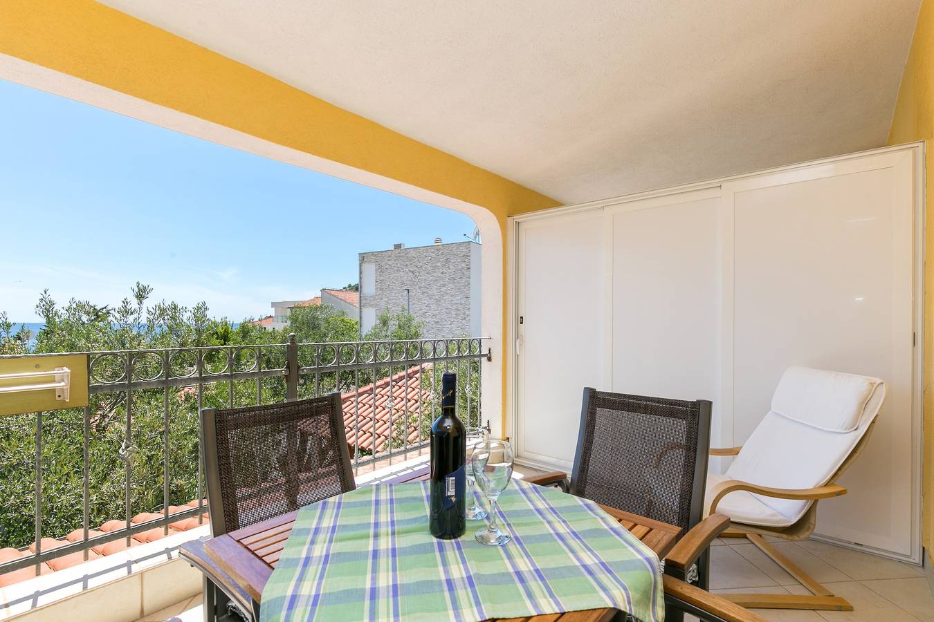Ganze Wohnung, 1-Zimmer-Ferienwohnung mit Terrasse und Meerblick Razanj, Rogoznica A-12733-b in Razanj, Šibenik-Knin