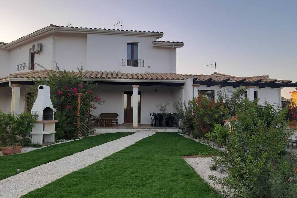 Ganze Wohnung, Villa Ulivo, holiday home with swimming pool and pets allowed in Is Chillaus, Sant'Anna Arresi