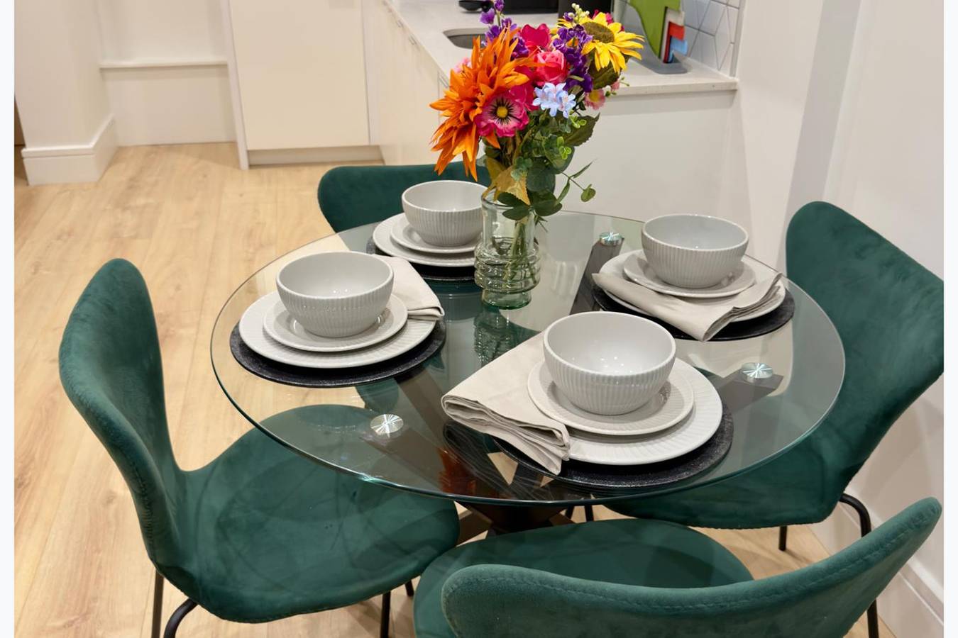 Entire vacation apartment, Luxury 1 Bed | Sleeps 4 | Free Parking + Gym, Cinema, Games Room + More in Kingston upon Thames, London