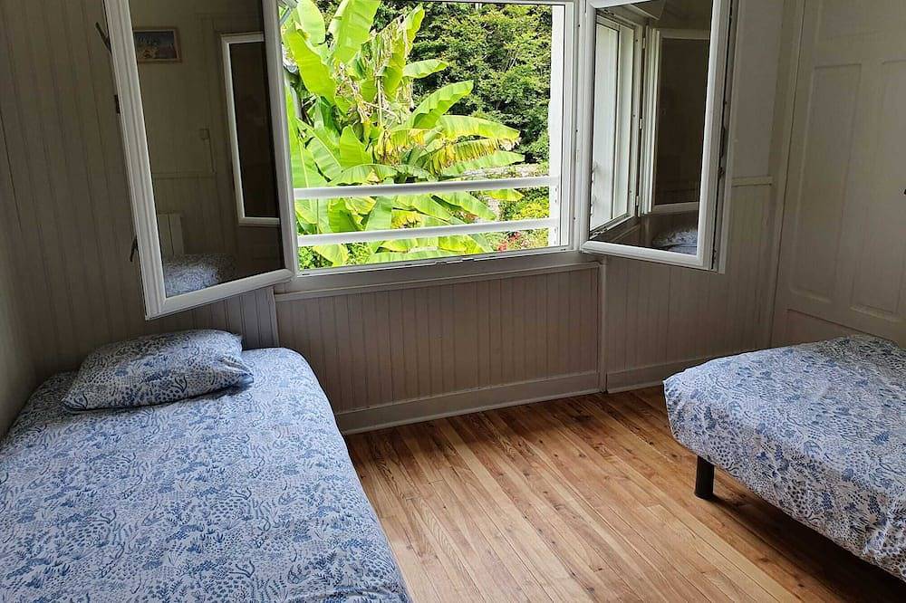 Maison typique pour 4 personnes, jardin clos et fleuri, proche plage in Treffiagat, Côte de Cornouaille