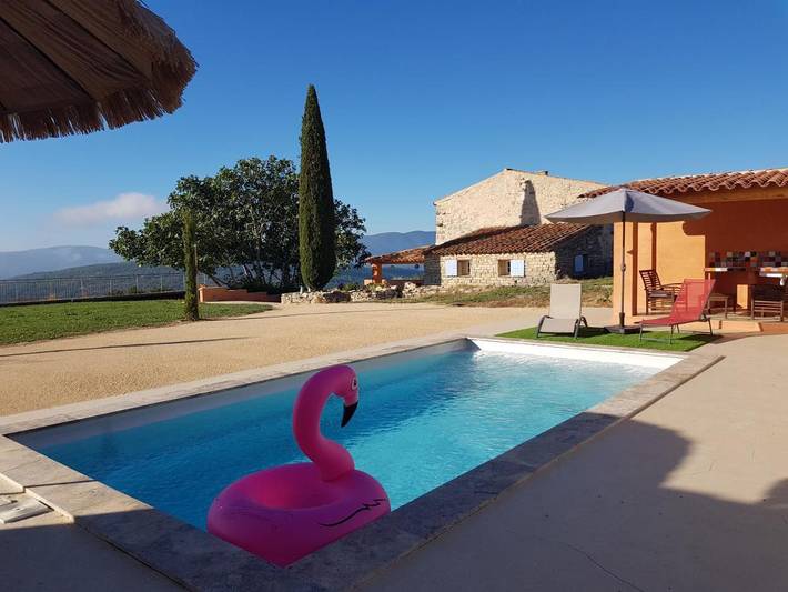 Location de vacances pour 5 personnes, avec piscine ainsi que vue et jardin à Sainte-Croix-à-Lauze