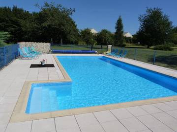 Chambre d’hôte pour 3 personnes, avec vue ainsi que jardin et piscine à Sauzé-Vaussais