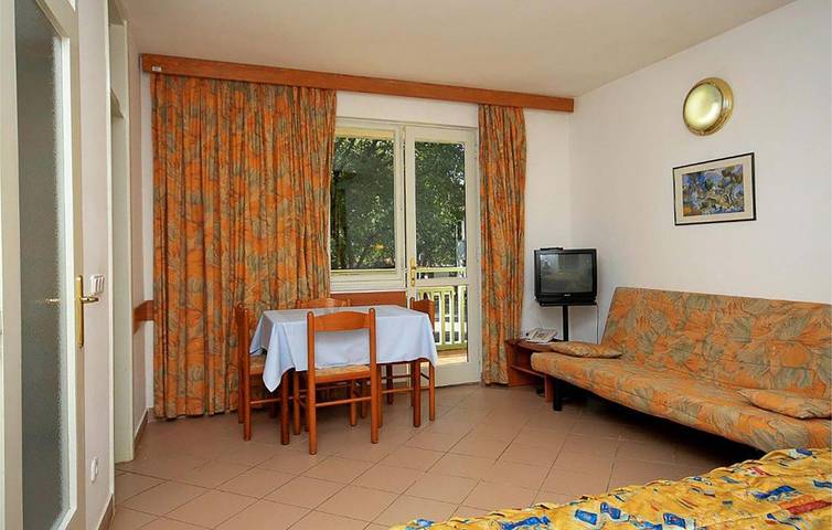 Entire holiday apartment, Charming 1.5km to Beach: Air-Conditioned Apartment with Seasonal Pool & Terrace in Umag, Umag Region