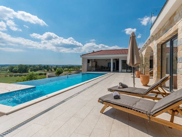 Villa pour 10 personnes, avec piscine et jacuzzi ainsi que sauna et balcon à Biograd na Moru - 4