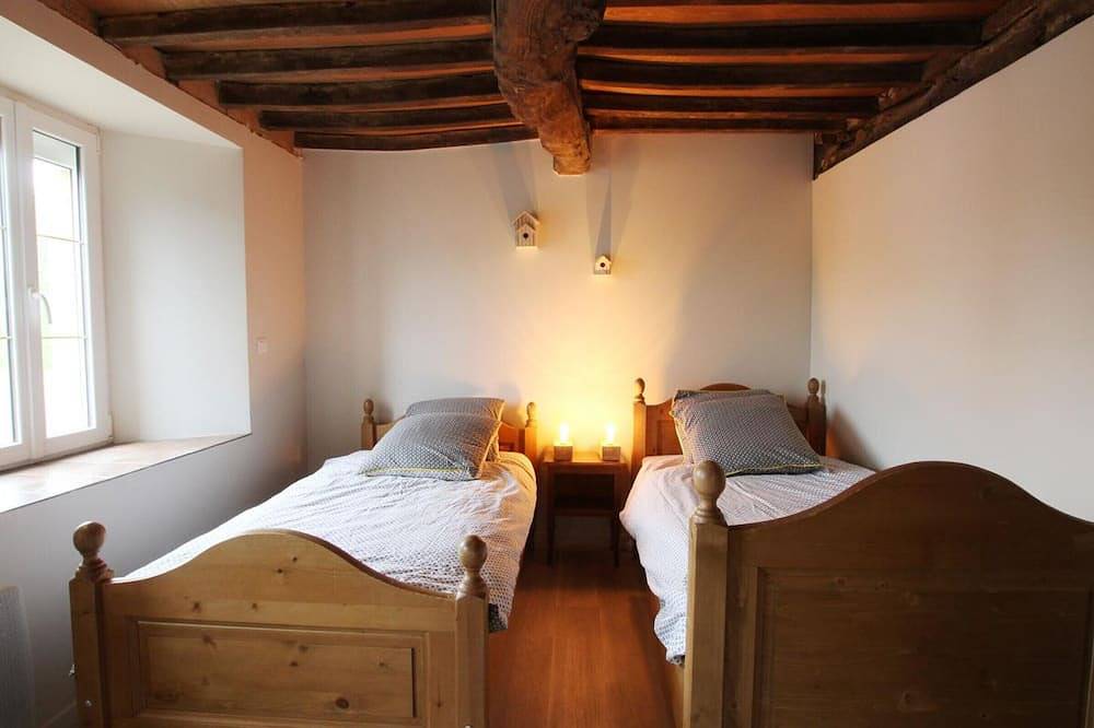 Maison spacieuse avec jacuzzi et options de loisirs à Vesly in Vesly, Région de Coutances