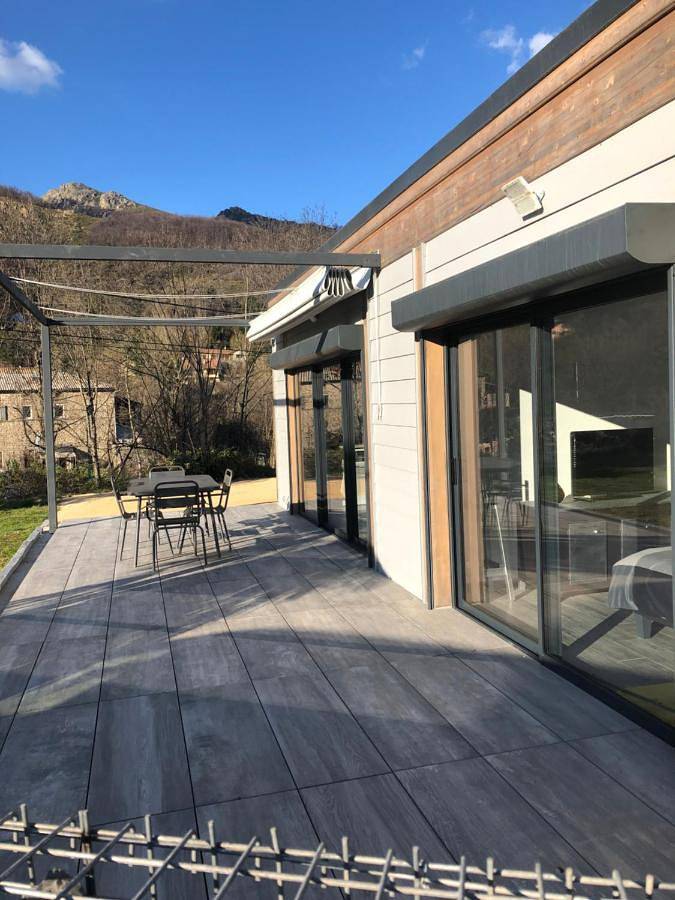 Location de vacances pour 4 personnes, avec Terrasse ainsi que Jardin et Vue à La Souche