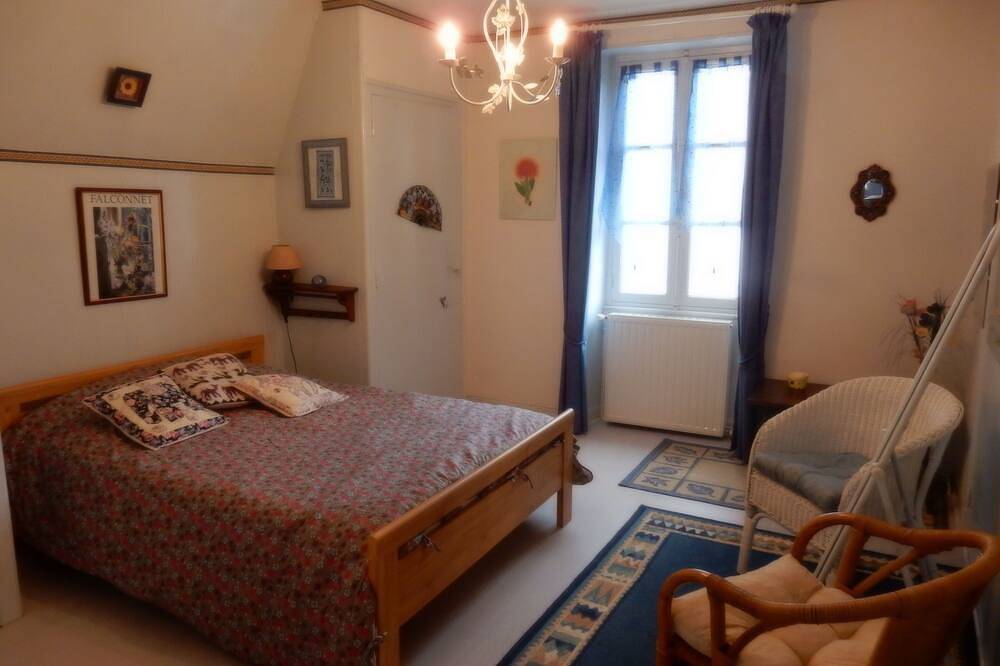 Maison colorée dans un hameau verdoyant in Forgès, Région de Tulle