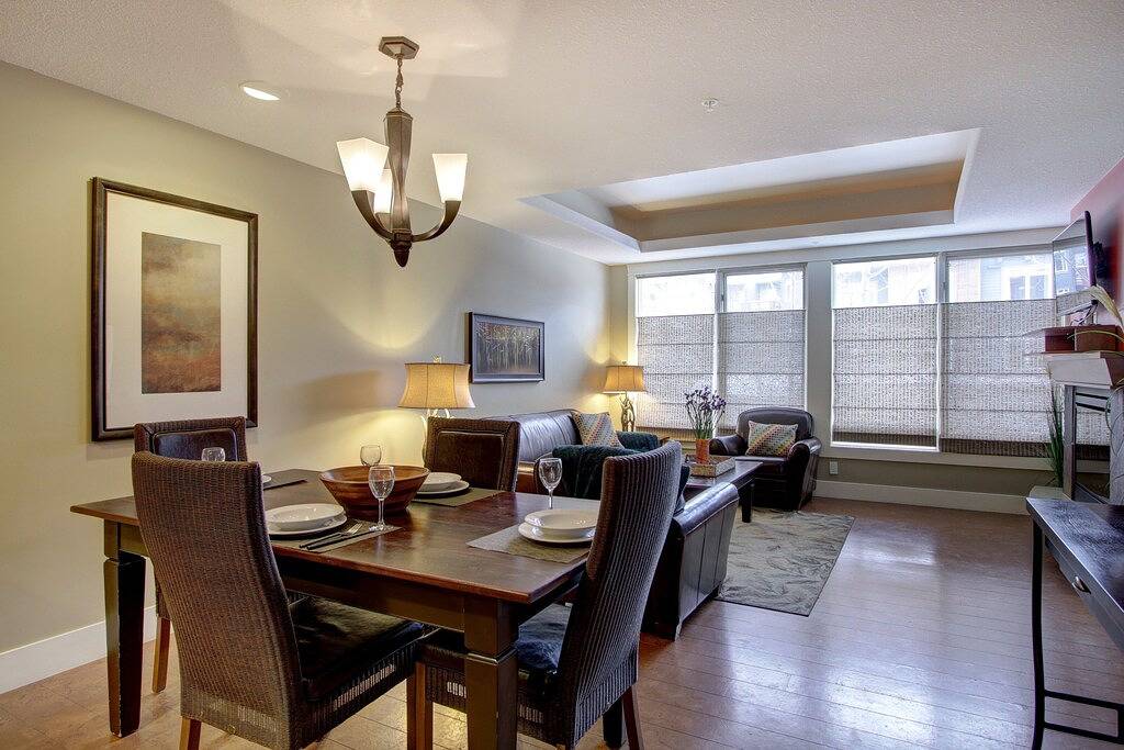 Ganze Wohnung, Rockies Rentals: Luxuriöse Suite mit 1 Schlafzimmer im Solara Resort! Pool, Whirlpool, Kino in Canmore, Banff-Nationalpark