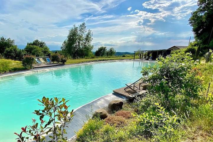 Gîte pour 6 personnes, avec Balcon et Terrasse ainsi que Jardin et Piscine à Mombarcaro