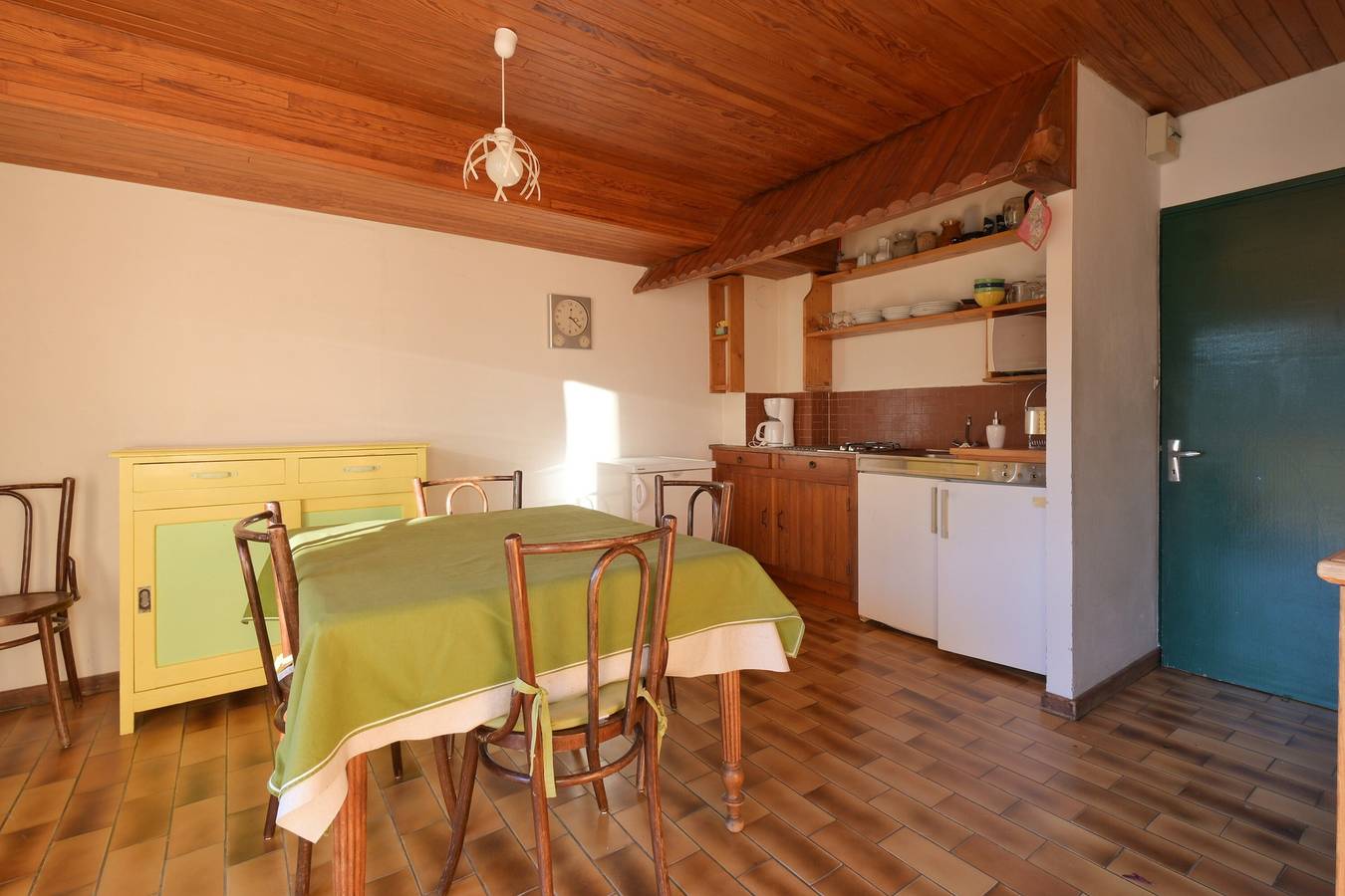 Entire apartment, Apartment 'Chalet Paisible' with Mountain View, Private Terrace and Wi-Fi in Bourg-Saint-Maurice, Albertville region