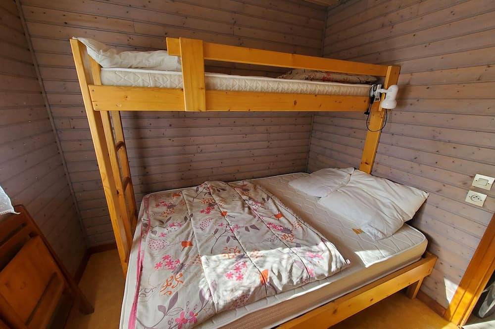 Chal Grotte Du Loup 1 in Murol, Parc naturel régional des Volcans d'Auvergne