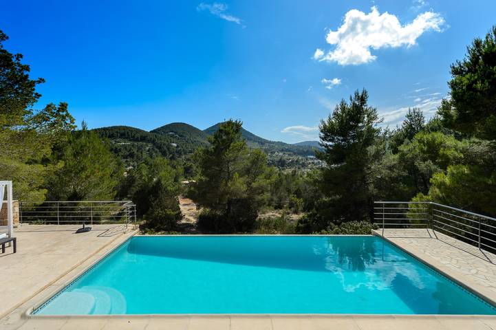 Lujosa villa "Casa Olivo" con vistas a la montaña, piscina, Wi-Fi, balcón y aire acondicionado in San José (Ibiza), Sant Josep de sa Talaia