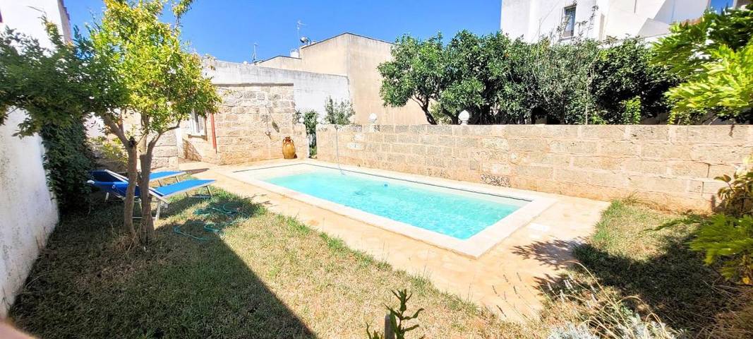 Casa vacanza per 8 persone, con piscina e panorama nonché giardino a Tiggiano