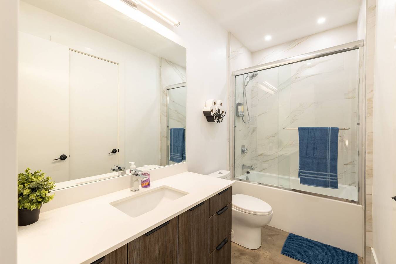 West Van Luxury Retreat 2Br 2Ba mit Meerblick in Cypress Mountain