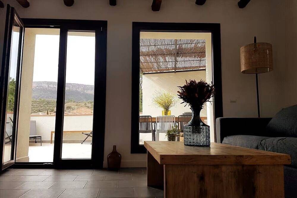 El Corralet del Lloar, vistes al Montsant i a les vinyes del Priorat in Gratallops, Priorat