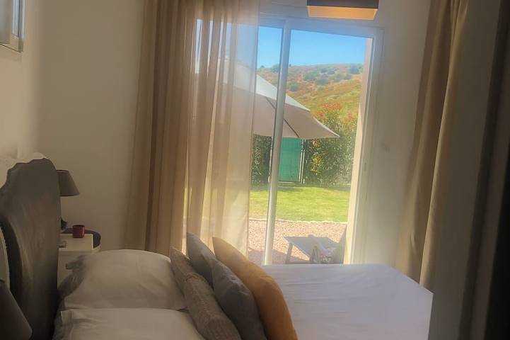 Location de vacances pour 2 personnes, avec terrasse ainsi que jacuzzi et jardin dans Plage de Lava - 2