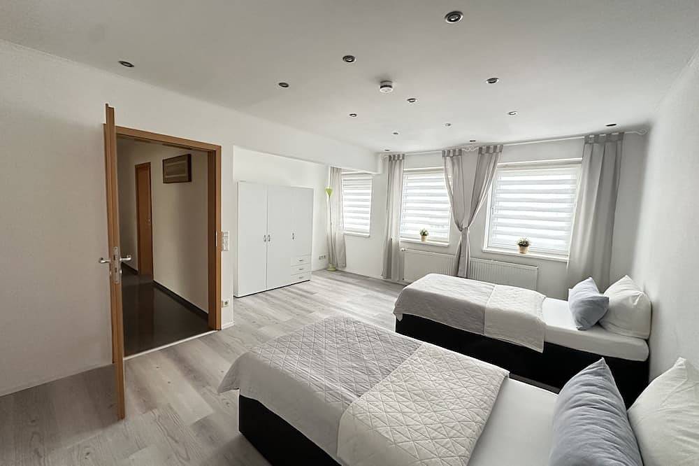Luxus Ferienhaus 12Betten A3 Anbindung 8 min bis Köln-Messe, City nah, 200qm in Leverkusen, Bergisches Land