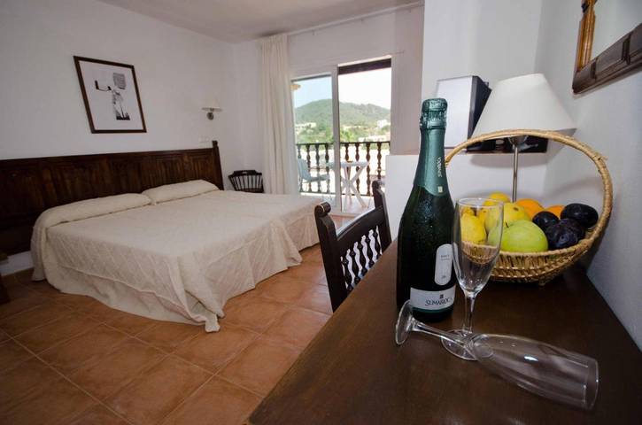 Hôtel pour 3 personnes, avec piscine et jardin à Cala Llenya - 3