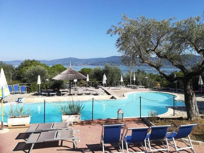 Chalet per 4 persone, con Terrazza e Vista lago in Umbria
