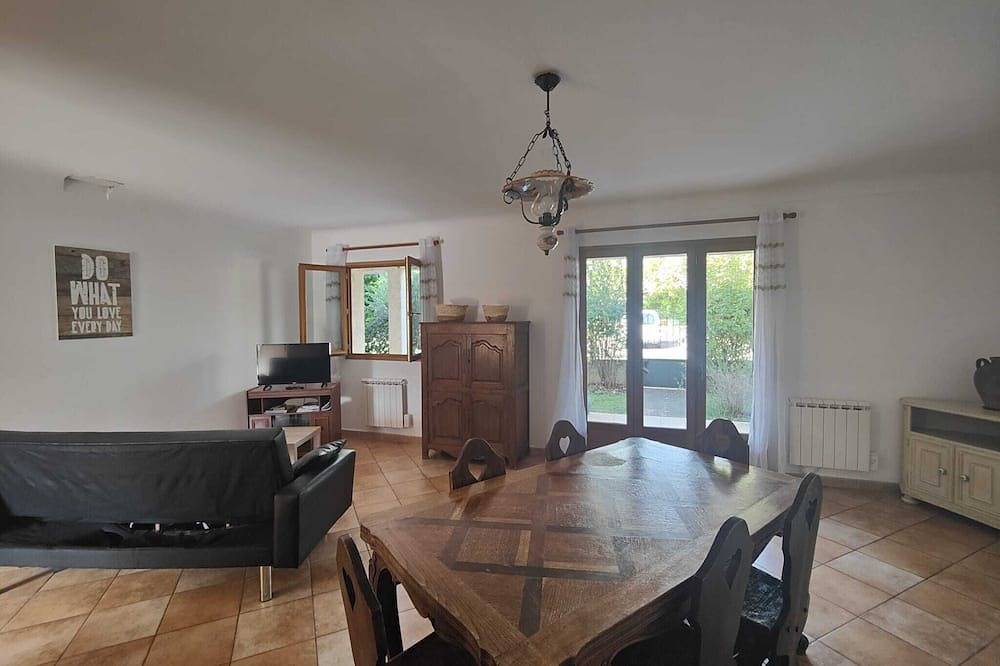 2-bedroom apartment with garden, 5-minute walk from Lac de Ste Croix. in Les Salles-sur-Verdon, Parc naturel régional du Verdon