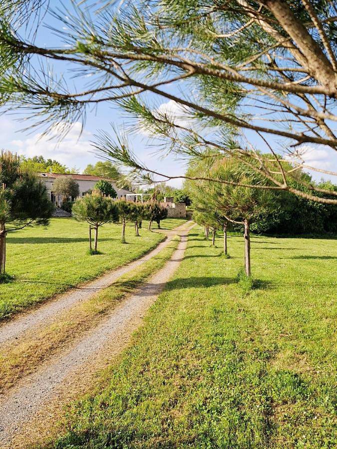 Location de vacances pour 3 personnes, avec jardin ainsi que piscine et vue à Saint-Romain-la-Virvée - 2