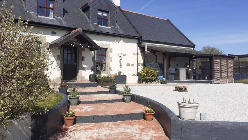 Chambre d’hôte pour 2 personnes, avec Terrasse et Jacuzzi ainsi que Jardin et Piscine à Locarn