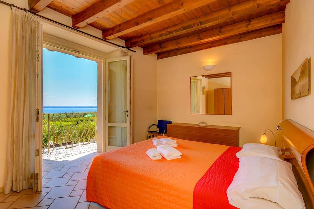 Ferienwohnung mit Pool und Seeblick. Zentrale Lage in gemütlicher Residenz in Moniga del Garda, Gardasee-Berge