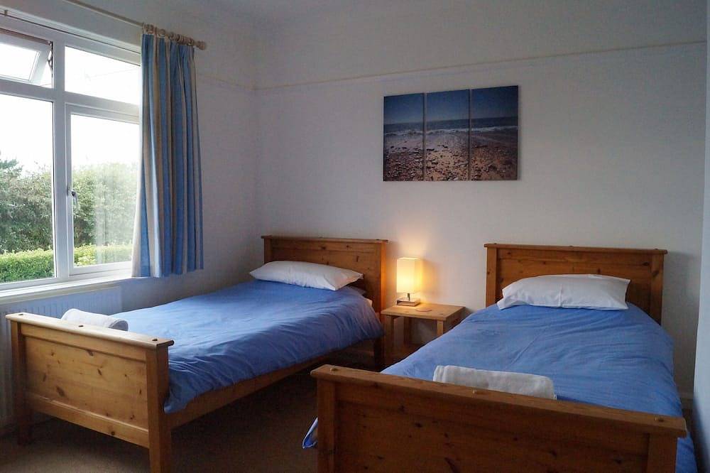 Hill Rise - Cottage In beautiful Trevone Bay, Near Padstow, North Cornwall in Trevone, Cornwall