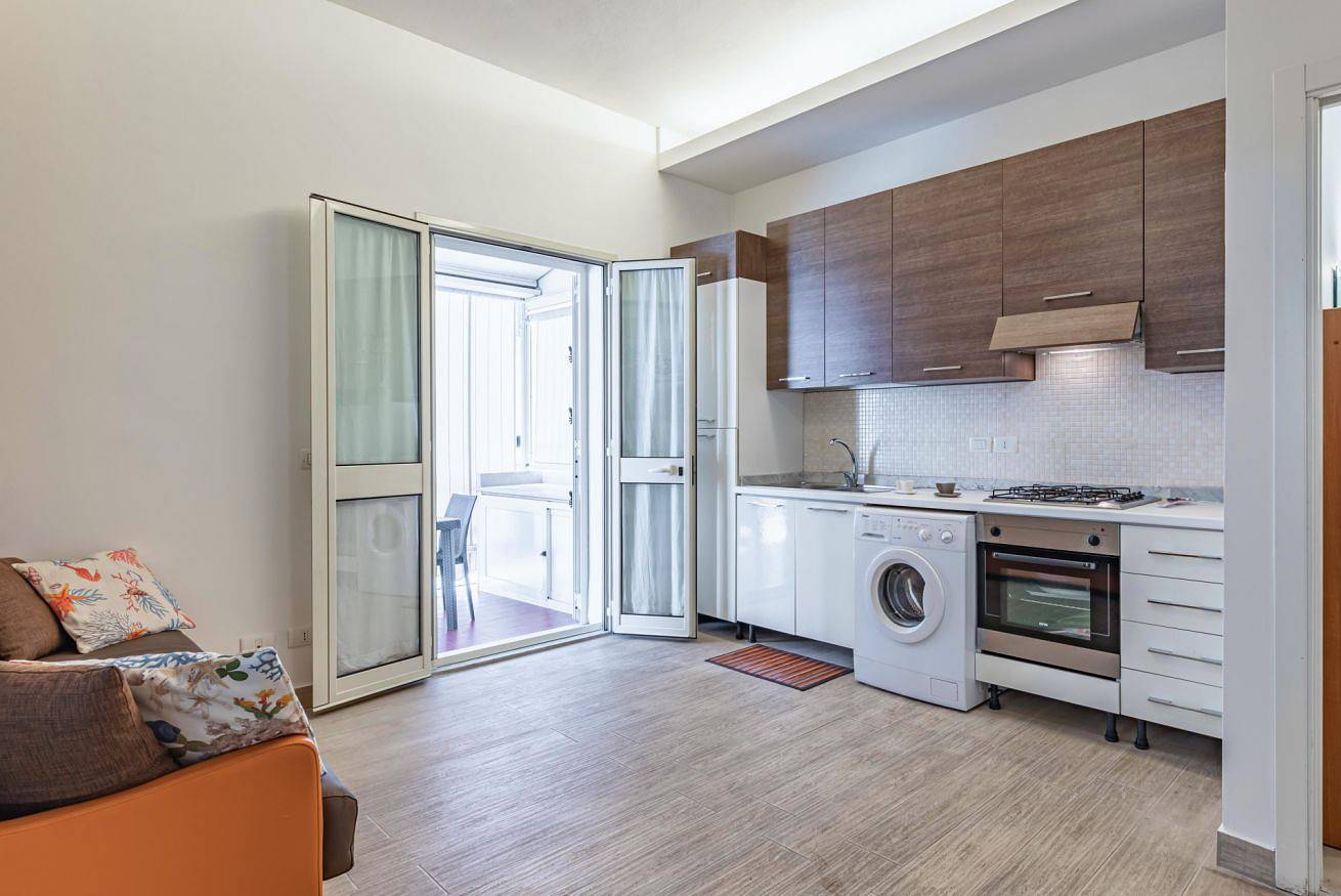 Appartamento intero, Naxos Bay Flat with Terrace 50 meters from the Sea in Schisò, Giardini-Naxos