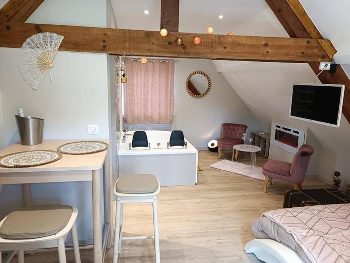 Location de vacances pour 2 personnes, avec Jacuzzi ainsi que Terrasse et Vue à Murol