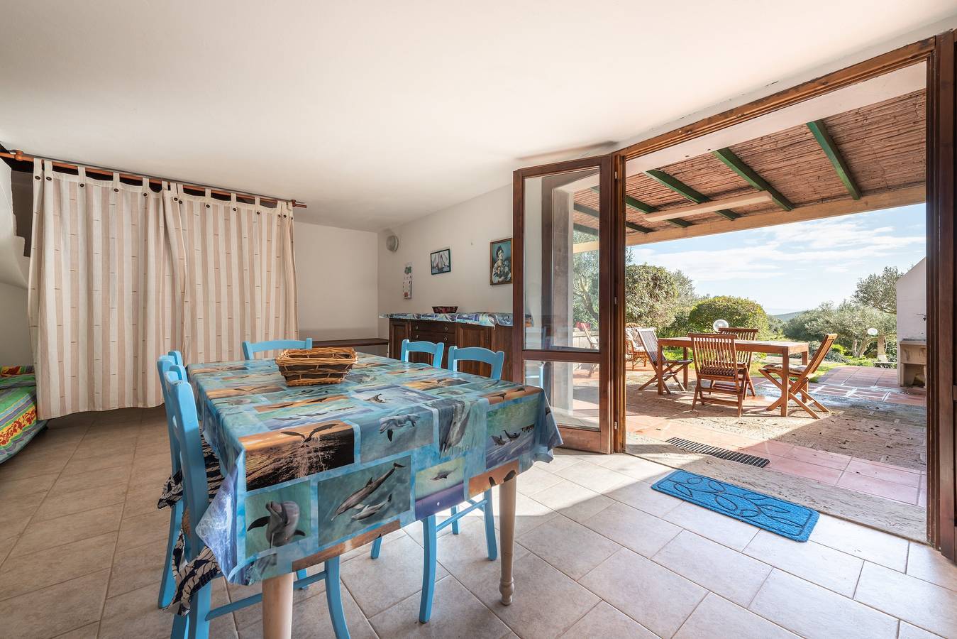 Villa Ambra avec vue sur les montagnes, jardin et terrasses privés. in Sant'Antioco Ville, Île de Sant'Antioco