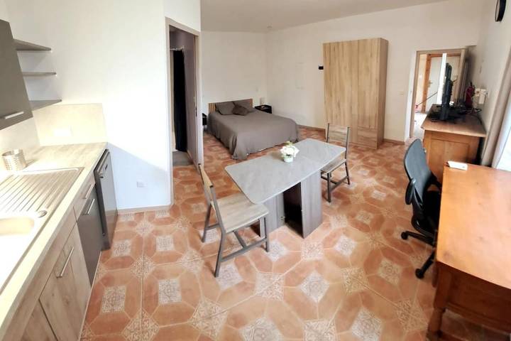 Gîte pour 2 personnes, avec jardin ainsi que piscine et jacuzzi à Montmaurin