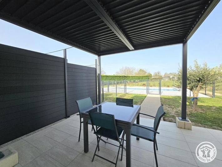 Location de vacances pour 2 personnes, avec terrasse ainsi que jardin et piscine à Saint-Laurent-des-Hommes - 3