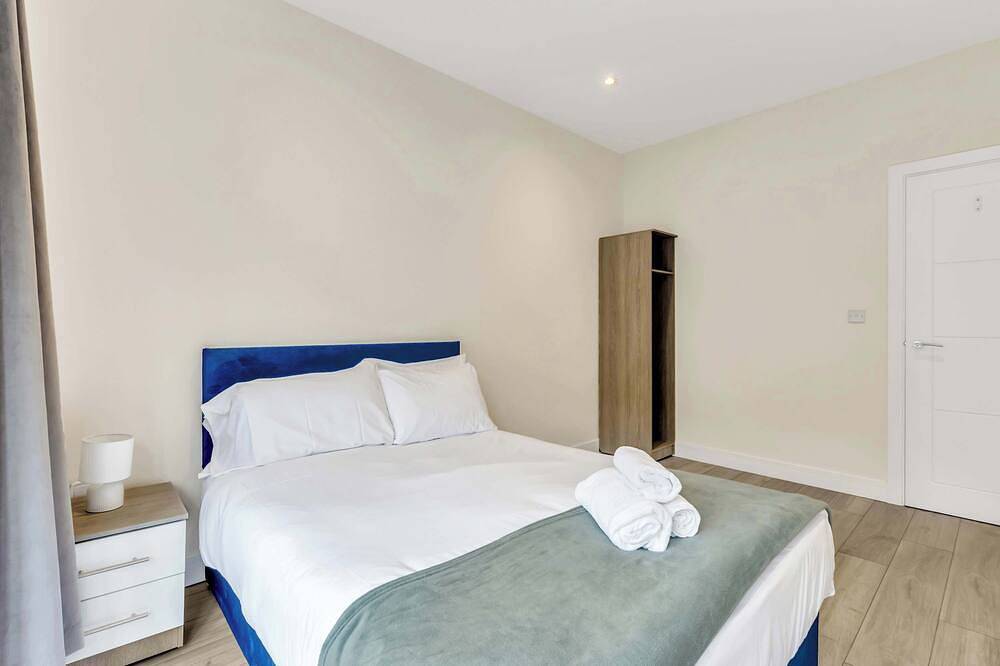 Ganze Wohnung, City Service Lets | New London 2Bed With Parking | Long Stays Welcome in Sutton (London), London