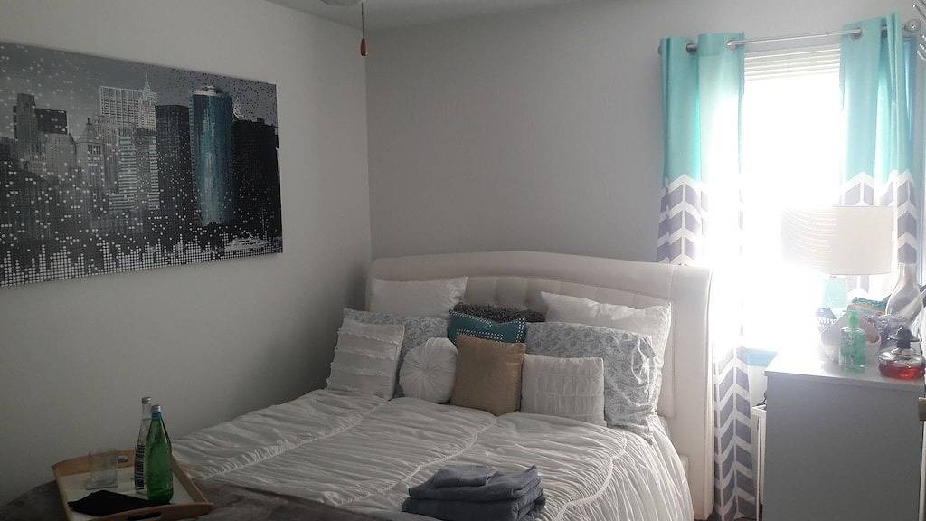 The Jahmtons Guest Room in Suffolk County