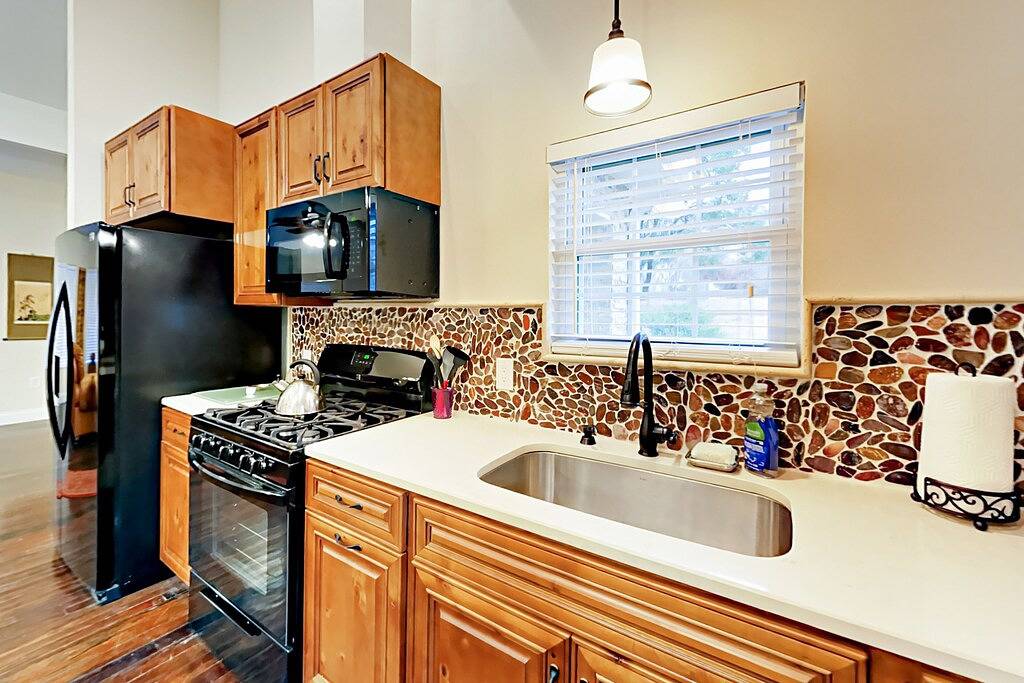 Spacious, well-appointed home with dog-friendly fenced yard - 1 mile to downtown in Austin, Travis County