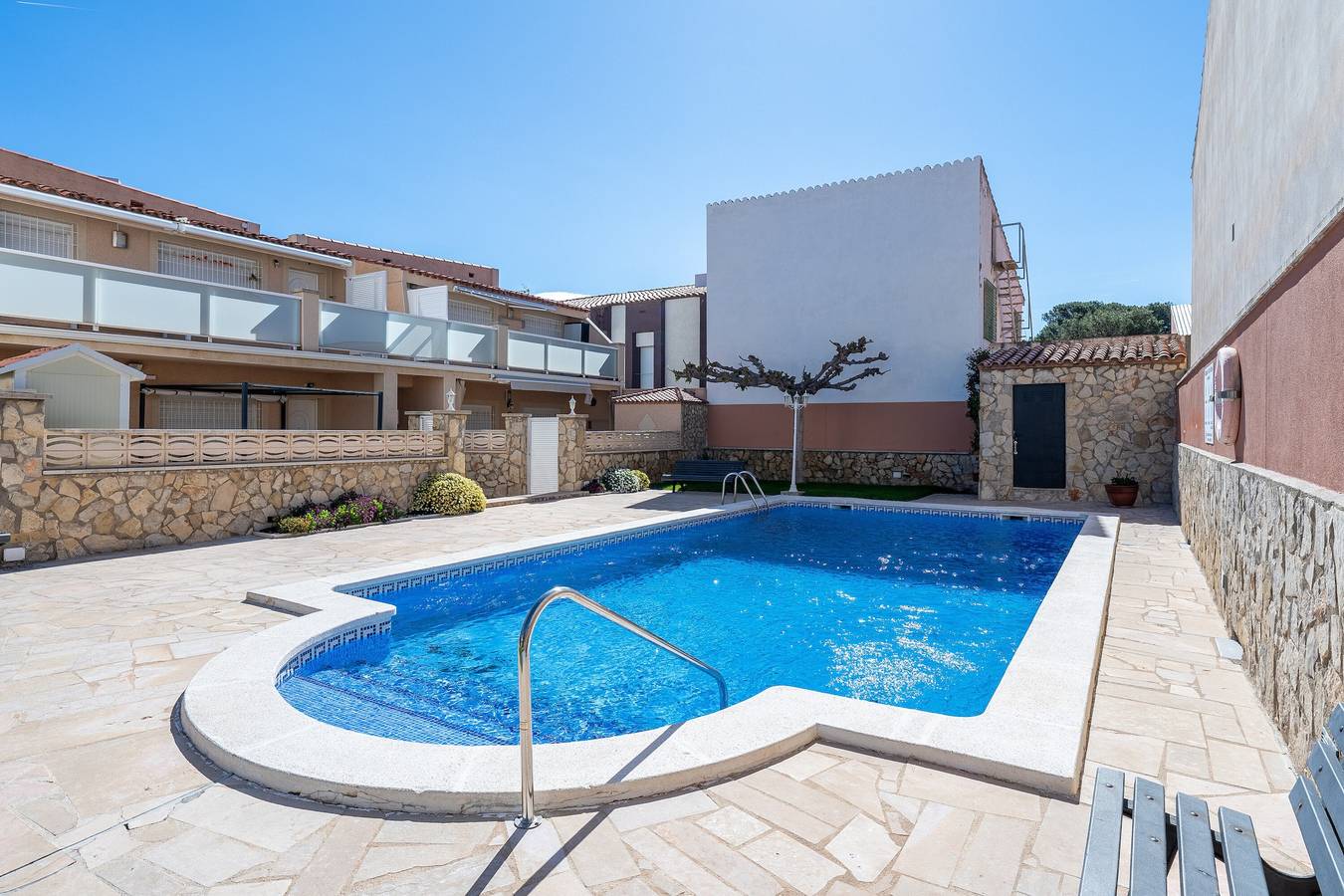 Apartamento entero, Apartamento 'Agua De Sal' con piscina compartida, Wi-Fi y aire acondicionado in Montroig, Costa Dorada