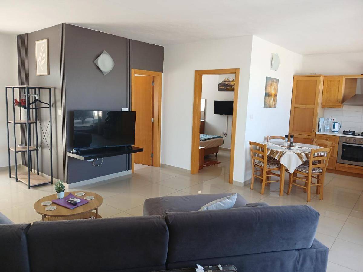 Villa 'Sylvia' with Spectacular Seaview - 2 Bedroom in Qawra, Bahía de San Pablo