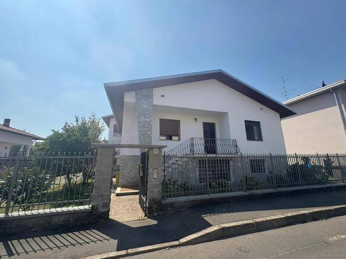 Casa vacanza per 4 persone, con Balcone e Giardino nonché Panorama a Saronno