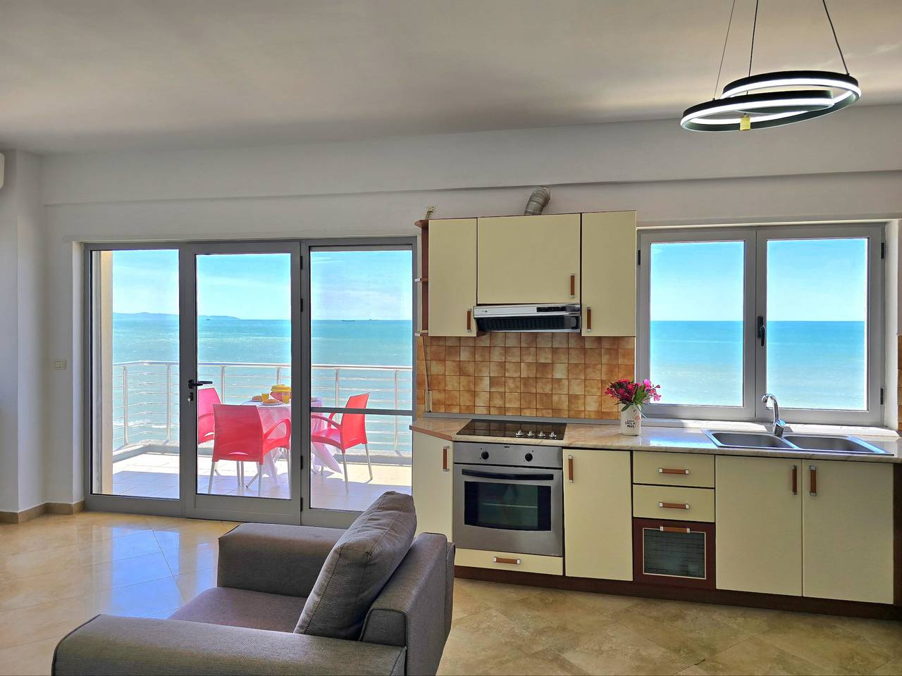 Geheel appartement, Vakantieappartement voor 3 personen met balkon in Durrës (stad), Albanië